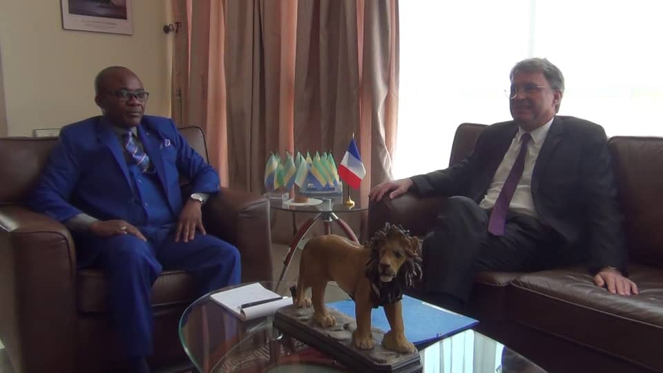 L'ambassadeur de France au Gabon en audience chez le Gouverneur de l'Estuaire.